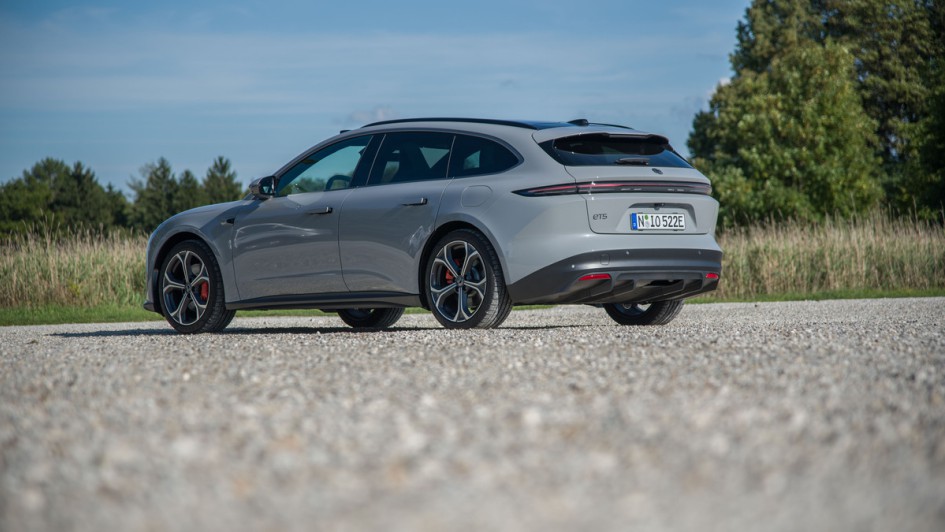 Nio ET5 Touring schräg von hinten