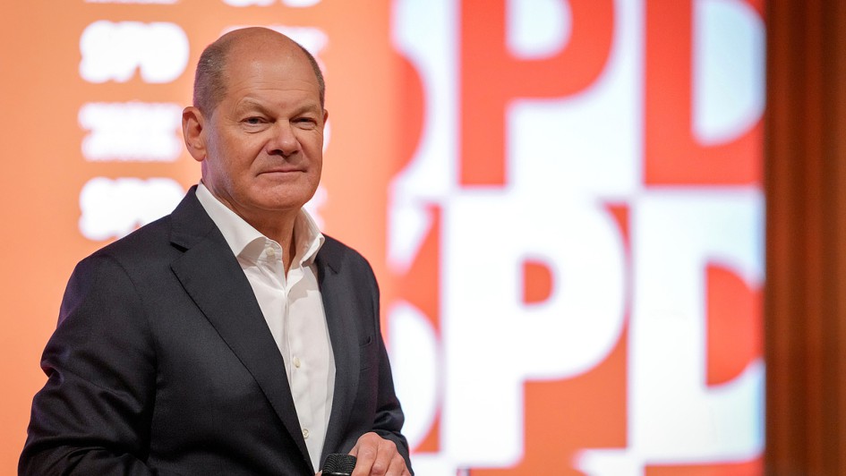 Bundeskanzler Olaf Scholz (SPD) steht bei seinem Start der SPD-Wahlkampftour in Nordrhein-Westfalen im Hansesaal auf der Bühne. Am 23.02.2025 sind rund 59 Millionen Bundesbürger aufgerufen einen neuen Bundestag zu wählen.