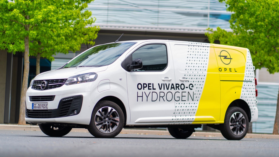 Opel Vivaro-e Hydrogen schräg von vorn vor dem Adam Opel Haus
