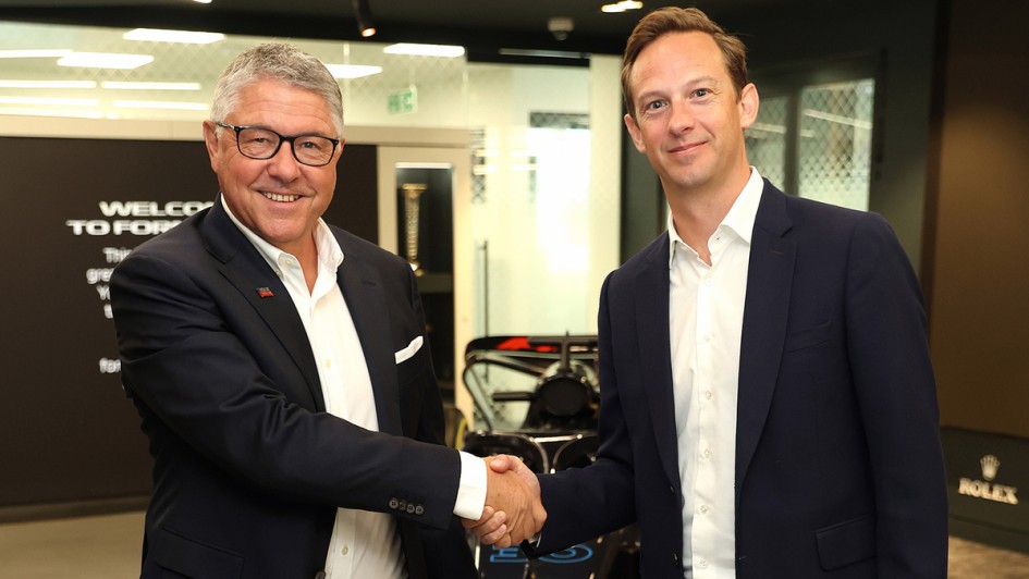 Knapp drei Jahre nach Ernst Prost geht Ende 2024 mit LM-Marketing-Ikone Peter Baumann (l.), hier mit Formel 1 Direktor Johnny Haworth, der nächste Erfolgsgarant in Ruhestand. Designierter Nachfolger für einen nahtlosen Übergang ist Marco Esser, der aktuel
