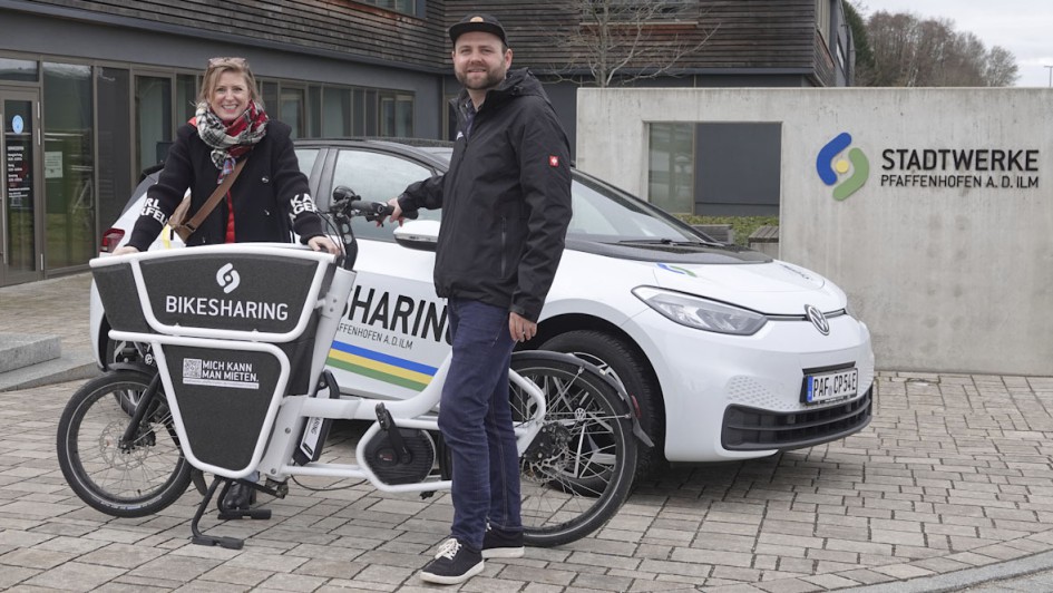 Gemeinsames Teilen: Britta Braig (Azowo) und Simon Plaß (Stadtwerke Pfaffenhofen) bei unserem Vor-Ort-Besuch.