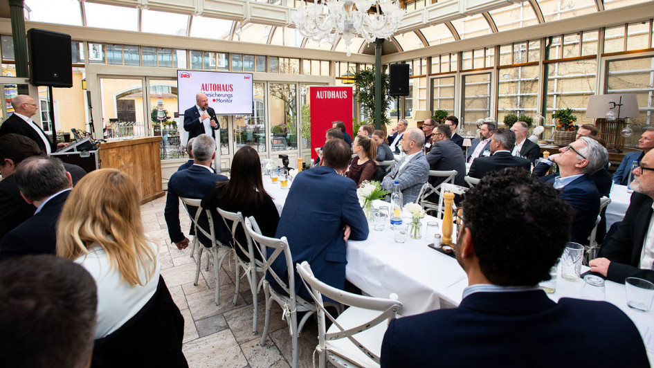 AUTOHAUS VersicherungsMonitor 2022/23