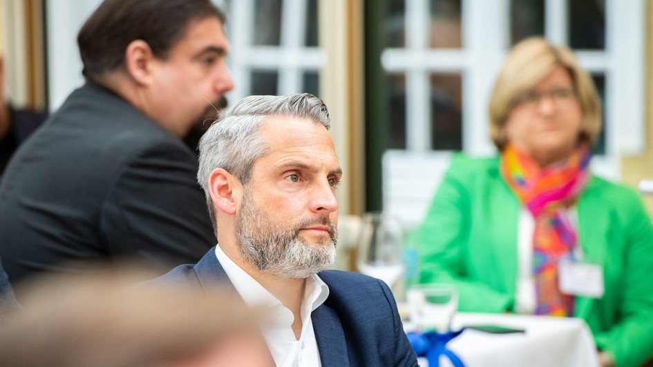 AUTOHAUS VersicherungsMonitor 2022/23