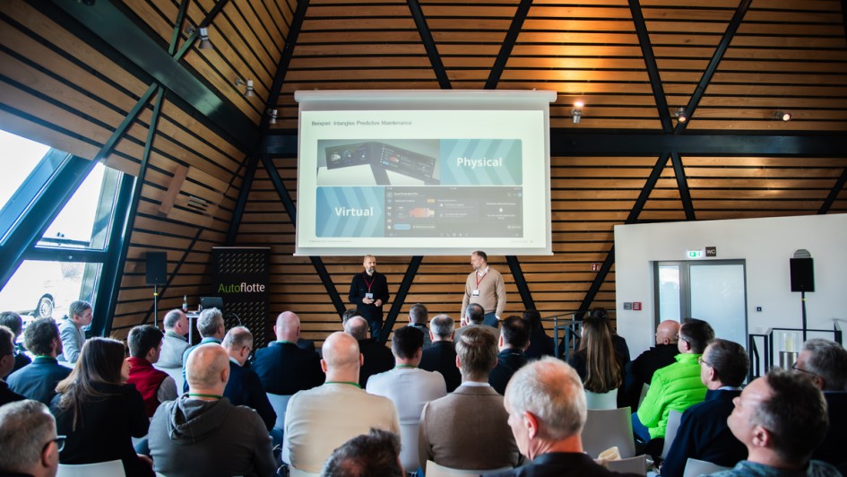 Vortragssituation in der Kuppel des Dänischen Pavillons in Hannover