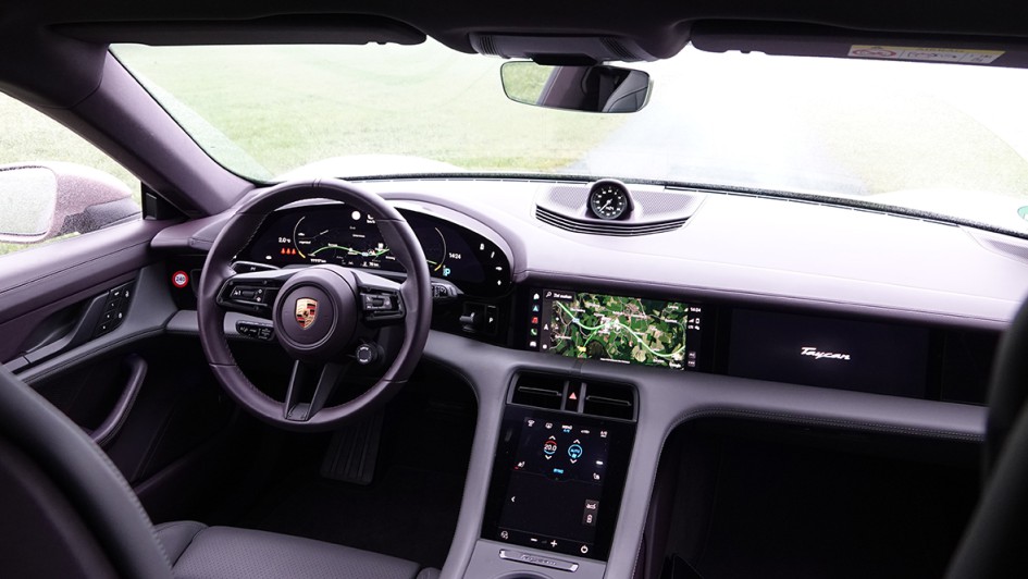 Das Cockpit ist Porsche pur, wenn auch für die wahre Puristen zu digital.
