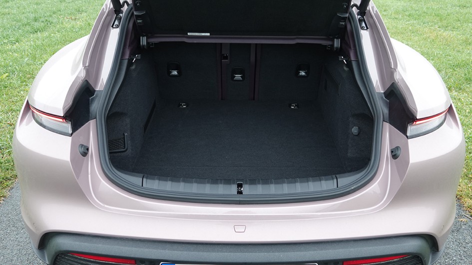 In den Kofferraum (446 Liter) passt genau dieser rein: ein großer Koffer.