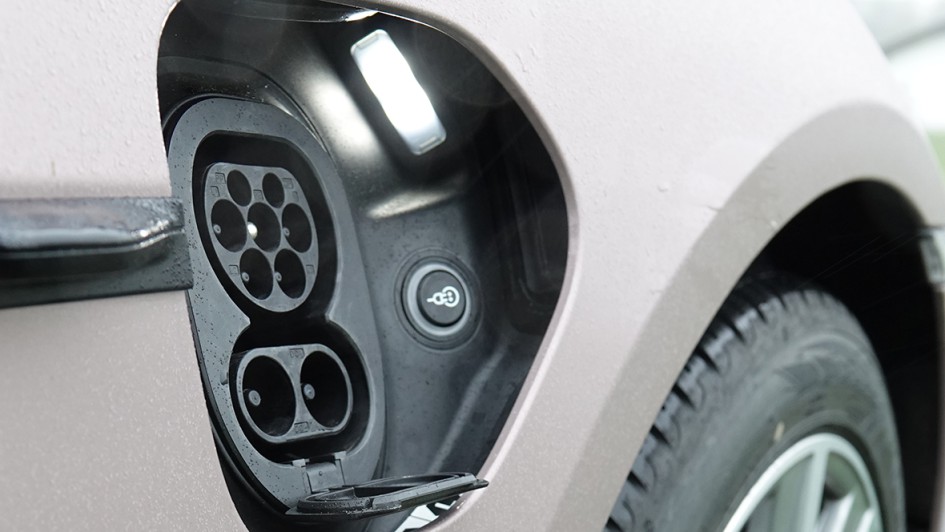 Ladeanschlüsse gibt es jeweils an den beiden Kotflügeln. Rechts ist jener für CCS.