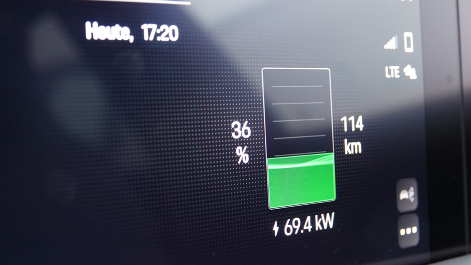 In der Theorie sind Ladegeschwindigkeiten von bis zu 270 kW drin, dann am 350-kW-Lader. Beim 150-kW-Lader sind es entsprechend weniger. Die reale Ladeperformance lag immer deutlich unter diesen Werten. 