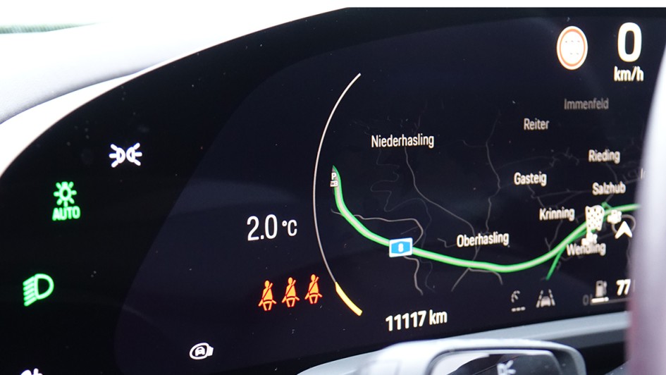 Im volldigitalen Kombiinstrument kann man verschiedene Anzeigen wählen. Hier das Navi in groß.