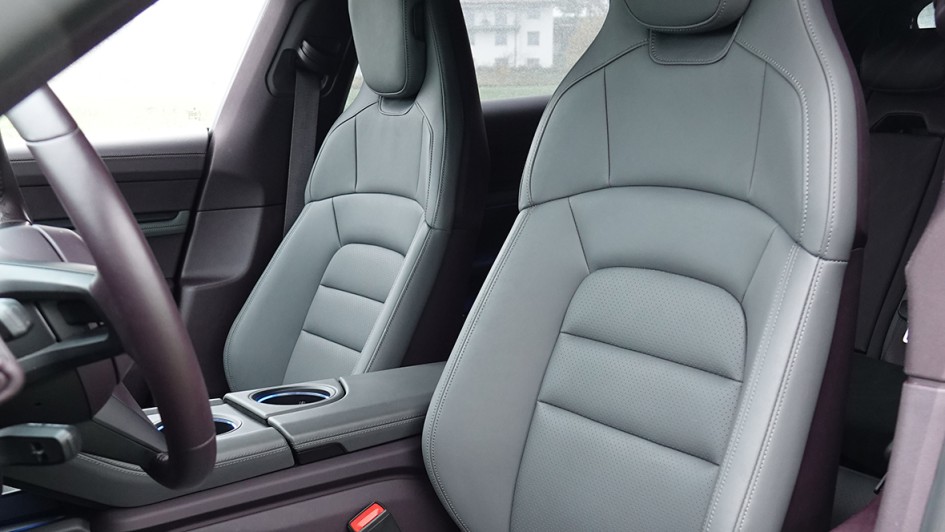 Die vorderen Komfortsitze sind in acht Wegen gut einstellbar. Wer 14 Anpassungsvarianten und die Memoryfunktion braucht, zahlt 1.230 Euro (netto) drauf.