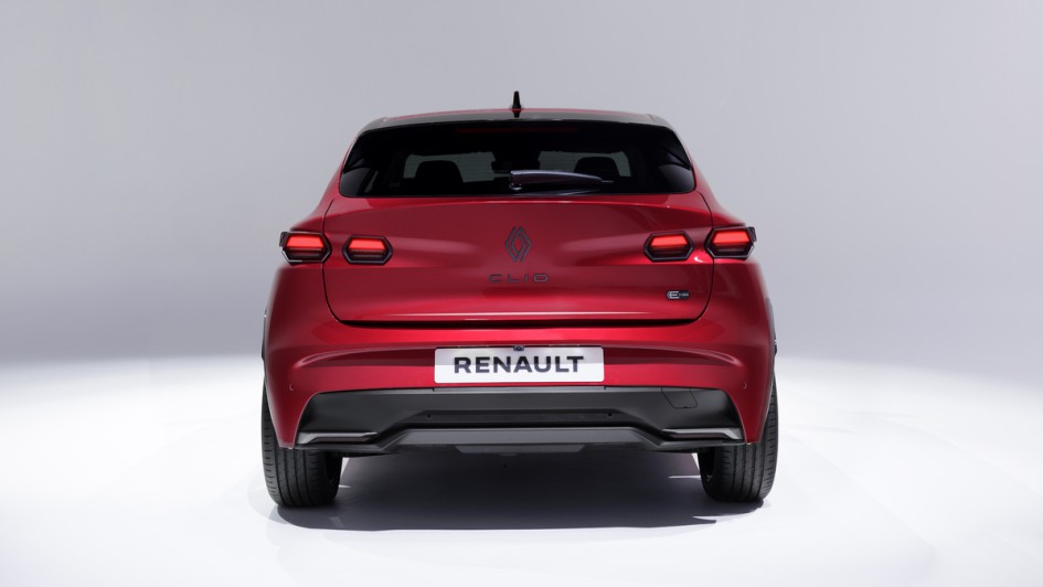 Heckansicht schräg des neuen Renault Clio, der in rot lackiert ist