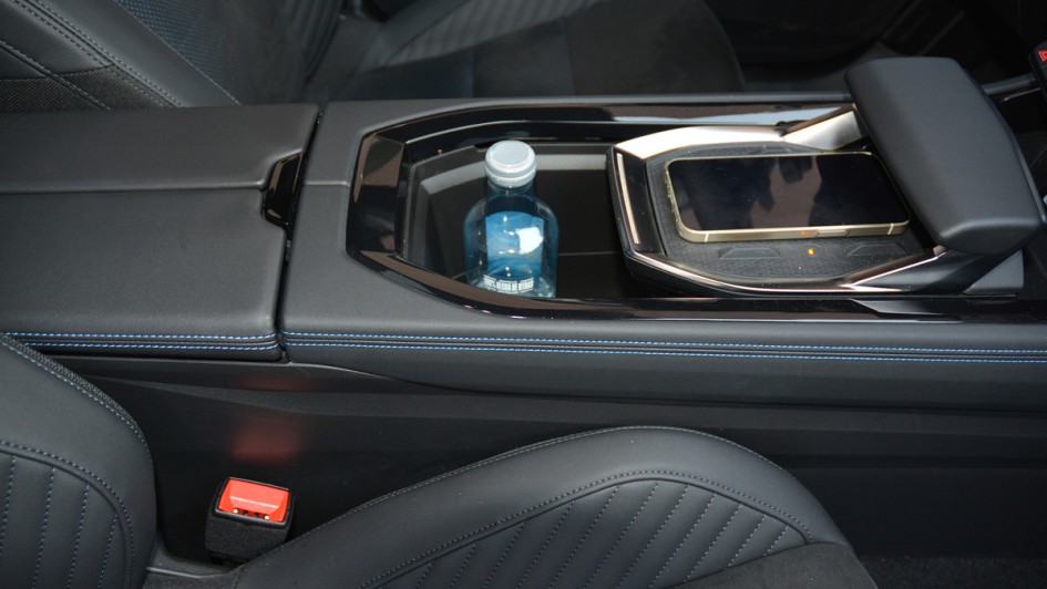 Renault Rafale, Mittelkonsole, Ladeschale, Handy, Smartphone