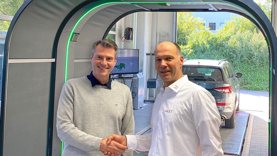 Tobias Plester und Dipl.-Ing. Michael Lenhartz (Geschäftsführer HaSt ) vereinbarten 2022 die exklusive Auslieferung der seinerzeit ersten Hagelscanner, die ab diesem Zeitpunkt bereits den SSH-Partnern für eine automatisierte Schadenerfassung zur Verfüg