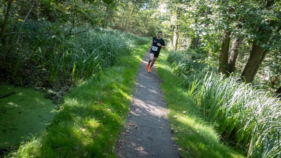 ALD und Leaseplan Run For Charity Thomas auf Waldweg unterwegs