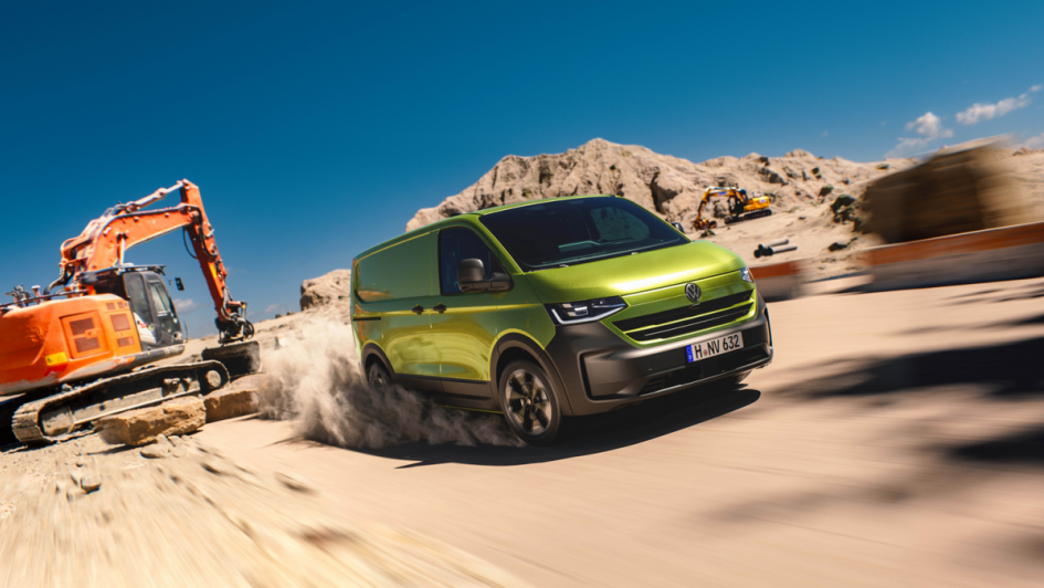 VW Transporter (2025) in Warm Green Metallic fahrend auf Staubstrecke