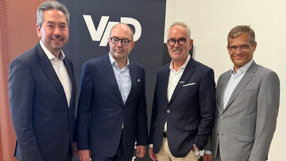 V.l.n.r.: Glenn Schmidt (Vice President Global Sustainability BMW), Peter Schäfer (Schatzmeister VAD), Burkhard Weller (Vorsitzender VAD) und Kurt-Christian Scheel (Geschäftsführer VAD)