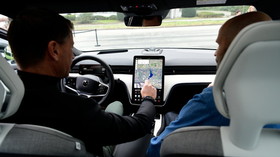 Herrik van der Gaag und Michael Blumenstein im Volvo EX90 beim Bedienen des Infotainmentsystems