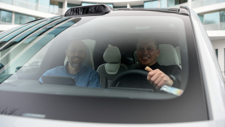 Michael Blumenstein und Herrik van der Gaag im Volvo EX90, fotografiert mit Polfilter von außen durch die Windschutzscheibe