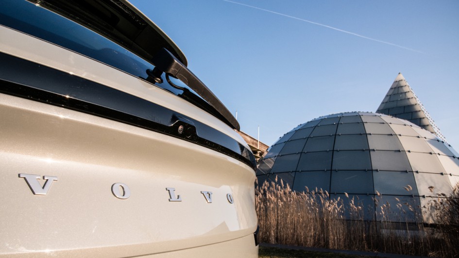 Volvo-Schriftzug am Heck des Volvo EX90 mit Dänischem Pavillon im Hintergrund