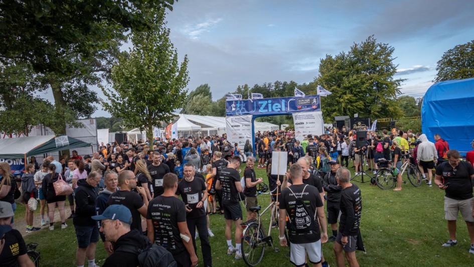 ALD und Leaseplan Run For Charity noch sind alle enstpannt und versperren die ersten Meter. Start ist in zwei Minuten