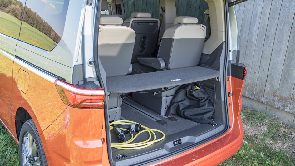 Bei der Bestuhlung bleibt nicht mehr viel Platz im Heck. Vor allem dann, wenn dort noch das Ladekabel rumfliegt.