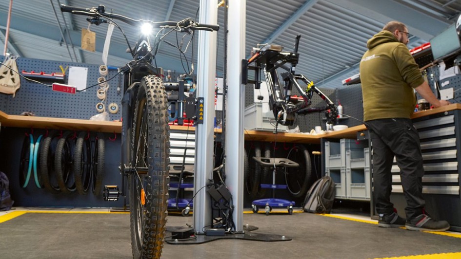 Im Obergeschoss des Autohauses befindet sich die Waldbike-Manufaktur..