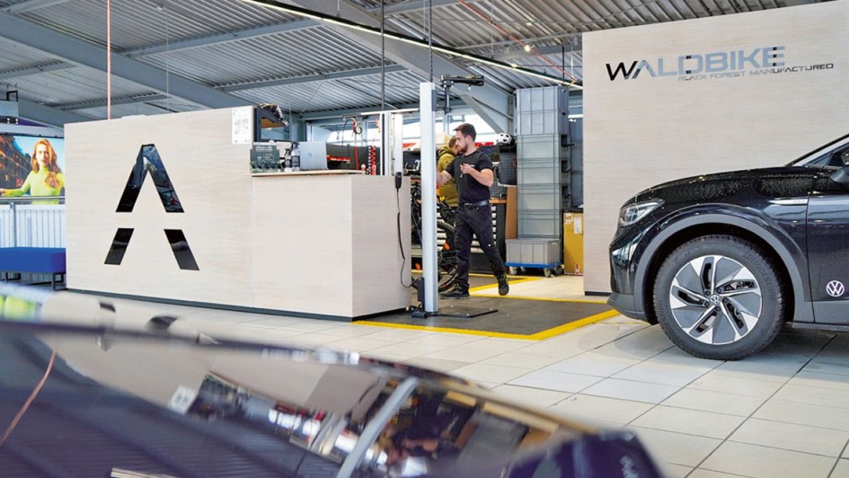 .. integriert in die Ausstellungsfläche der Elektroautos