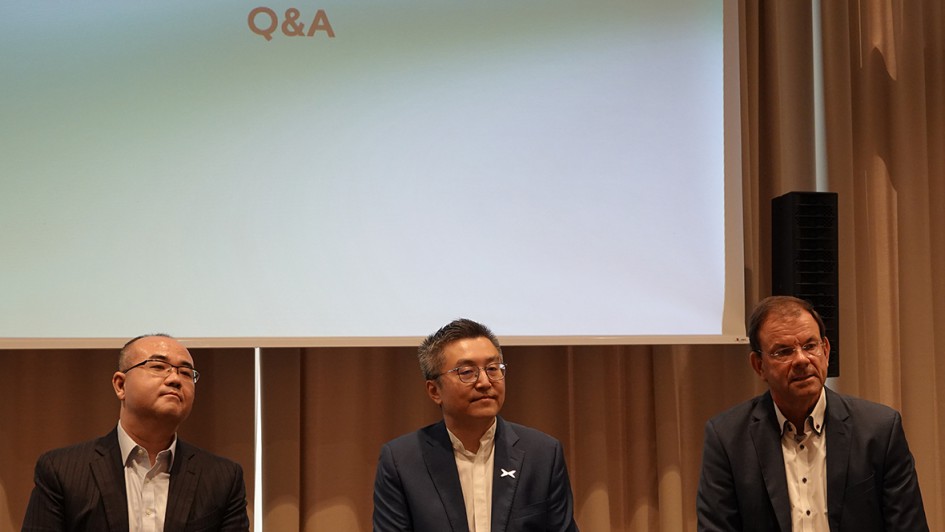 Brian Gu (Mitte) stellte als Co-President den Newcomer Xpeng vor. Neu dabei und für Deutschland zuständig ist Markus Schrick (r.) 