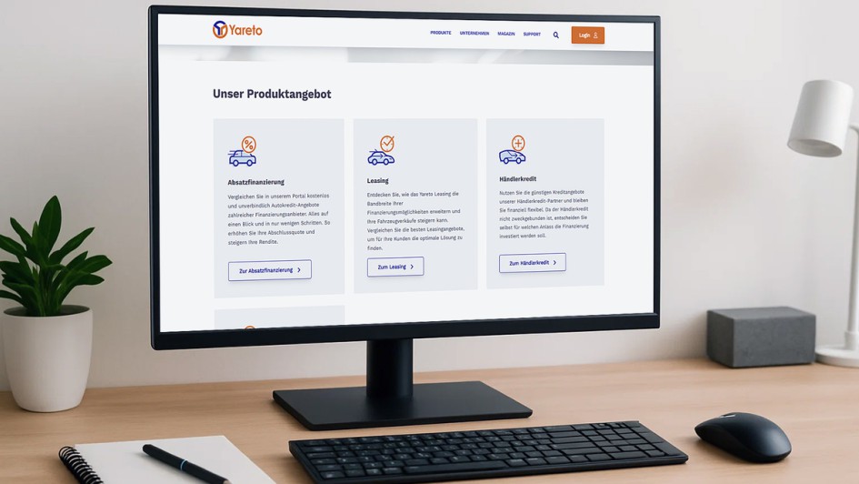 Auf einem Schreibtisch steht ein PC-Monitor, der die Startseite der Plattform Yareto.de zeigt