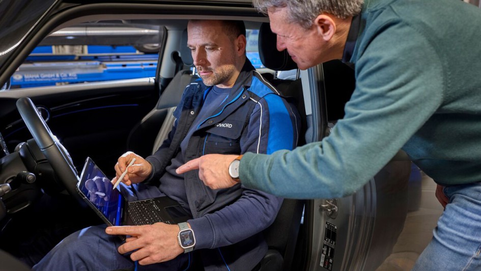 Zwei Menschen, Auto, Tablet